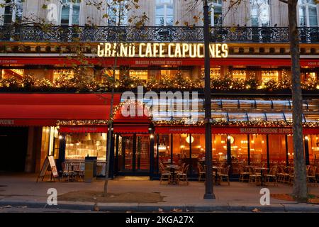 Le Grand Cafe des Capucines è la leggendaria e famosa brasserie situata sui Grands Boulevards a Parigi, in Francia. Foto Stock