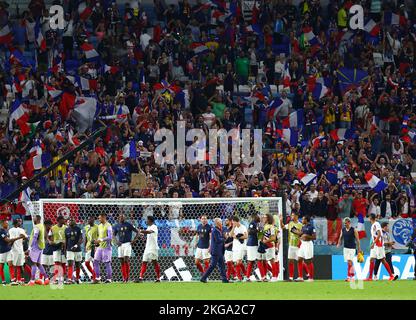 Al Wakrah, Qatar. 23rd Nov 2022. Calcio: Coppa del mondo, Francia - Australia, turno preliminare, gruppo D, giorno della partita 1, Allo stadio al-Janoub, la squadra francese ha rallegrato per la vittoria davanti ai tifosi francesi dopo il fischio finale. Credit: Tom Weller/dpa/Alamy Live News Foto Stock