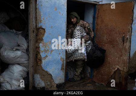 Kherson, Ucraina. 20th Nov 2022. Un soldato ucraino è visto portare una rete mimetizzazione al deposito. Le forze ucraine liberarono la capitale regionale meridionale Kherson per circa una settimana, dopo che la Russia si ritirò sulla riva sinistra del fiume Dnipro. La città che era sotto i 8 mesi di occupazione ancora non ha elettricità, acqua, cattivo segnale e approvvigionamento alimentare. (Credit Image: © Ashley Chan/SOPA Images via ZUMA Press Wire) Foto Stock
