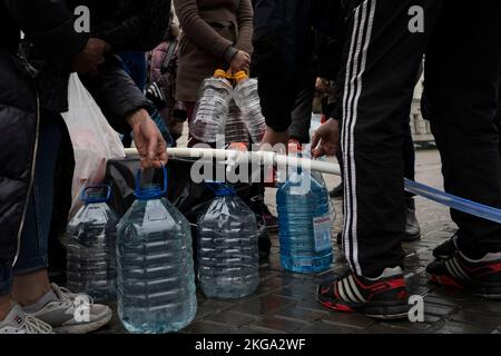 Kherson, Ucraina. 20th Nov 2022. Le bottiglie vengono viste riempite da un serbatoio dell'acqua. Le forze ucraine liberarono la capitale regionale meridionale Kherson per circa una settimana, dopo che la Russia si ritirò sulla riva sinistra del fiume Dnipro. La città che era sotto i 8 mesi di occupazione ancora non ha elettricità, acqua, cattivo segnale e approvvigionamento alimentare. (Credit Image: © Ashley Chan/SOPA Images via ZUMA Press Wire) Foto Stock