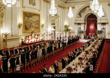 Durante la visita di Stato nel Regno Unito del Presidente del Sudafrica Cyril Ramaphosa, gli ospiti si trovano al banchetto di Stato a Buckingham Palace, Londra. Data immagine: Martedì 22 novembre 2022. Foto Stock