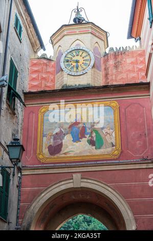 La porta testa, l'accesso al centro storico di Finalborgo, antico borgo ligure Foto Stock