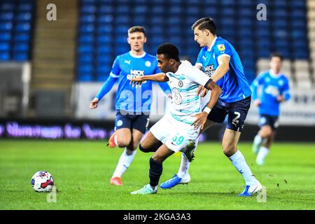 Malik Mothersille (59 Chelsea) sfidato da Kell Watts (2 Peterborough United) durante la partita del Trofeo EFL tra Peterborough e Chelsea a London Road, Peterborough martedì 22nd novembre 2022. (Credit: Kevin Hodgson | MI News) Credit: MI News & Sport /Alamy Live News Foto Stock