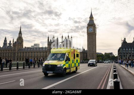 Londra, Regno Unito - Settembre 11 2022 - Emergency Ambulance van velocizza lungo una strada a Londra vicino al Big ben Foto Stock