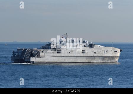 Prefettura di Kanagawa, Giappone - 03 dicembre 2021: United States Navy USNS Puerto Rico (T-EPF-11), nave da trasporto veloce di classe Spearhead. Foto Stock