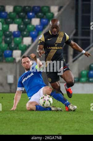 Windsor Park, Belfast, Irlanda del Nord, Regno Unito. 22 Nov 2022. Danske Bank Premiership – Linfield / Larne. Azione dal gioco di stasera al Windsor Park (Linfield in blu). Jamie Mulcrew di Linfield (a sinistra) e Fuad Sule. Credit: CAZIMB/Alamy Live News. Foto Stock