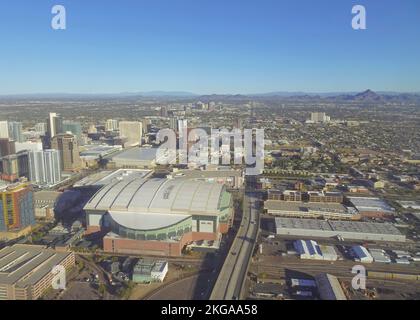 Arizona, USA, 11th Novembre, 2022 Vista aerea sul centro di Phoenix, Arizona., USA con il Chase Field Stadium, sede della squadra di baseball degli Arizona Diamondbacks. Foto Stock