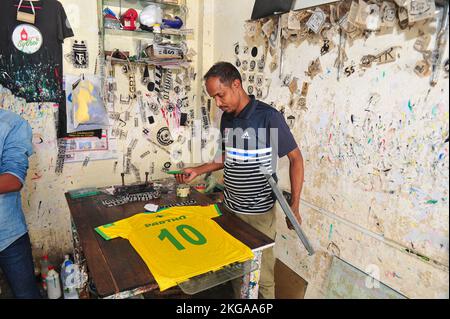 A Sylhet, Bangladesh. 20th Nov 2022. Un fornitore di stampe del Bangladesh produce una maglia da calcio nel suo negozio di lavoro a Zindabazar di Sylhet, Bangladesh, durante la stagione della Coppa del mondo FIFA 2022. Il 20 novembre 2022 a Sylhet, Bangladesh (Foto di MD Rafayat Haque Khan/ Eyepix Group/Sipa USA) Credit: Sipa USA/Alamy Live News Foto Stock