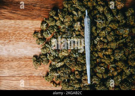 Marijuana sbd o sfondo tgc. Boccioli di marijuana, coltivazione di canapa indica, canapa CBD, coltivazione di cannabis. Giunti. Foto Stock