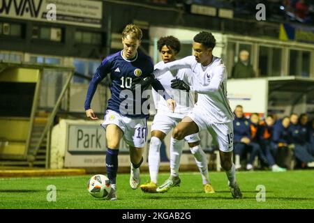 Ayr, Regno Unito. 22nd Nov 2022. La Scozia Under 19s ha giocato contro la Francia Under 19s al Sommerset Park, Ayr, Ayrshire Scotland, UK nel Campionato europeo Under 19 2023. La Francia ha vinto 3 -1 e questo mette la Scozia fuori concorso e la Francia passare al turno successivo. Credit: Findlay/Alamy Live News Foto Stock