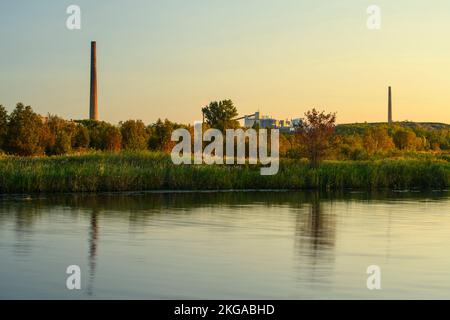 Complesso industriale vale si riflette nel lago Kelly, Greater Sudbury, Ontario, Canada Foto Stock