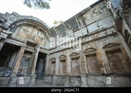 Romana,rovine,Tempio di Diana,Tempio di Diane,Jardin de la Fontaine,giardini formali,giardino,in,at,Nimes,Languedoc,regione,popolare,turistica,posizione,con,molte,attrazioni,tra cui,impressionante,Les Arenas,romano,anfiteatro,e,Maison Carrée,sud della Francia,Francia,francese,agosto,estate,Europa,europea, Foto Stock