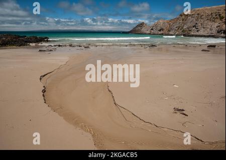 Il torrente che corre attraverso le sabbie di Blowhole Beach, Deep Creek Conservation Area, Cape Jervis, South Australia. Foto Stock