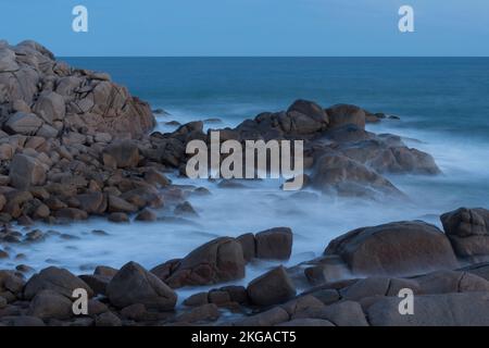 Le rocce a Rocky Bay vicino a Port Elliot, preso come una lunga esposizione al crepuscolo, con l'oceano oltre. Foto Stock