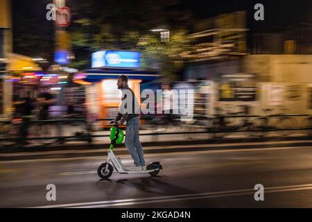 Uomo in scooter al Carmel Market area Tel Aviv Israele Foto Stock
