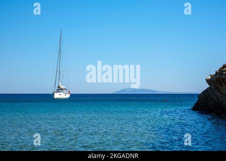 Una barca a vela presso la famosa spiaggia di Mylopotas a iOS Grecia Foto Stock