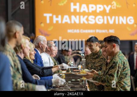 Havelock, Stati Uniti. 21st Nov 2022. STATI UNITI Il Presidente Joe Biden, la First Lady Jill Biden e il celebre chef Robert Irvine servono Marines durante la tradizionale cena del Thanksgiving al MCAS Cherry Point, 21 novembre 2022 a Havelock, North Carolina. Credit: Adam Schultz/White House Photo/Alamy Live News Foto Stock