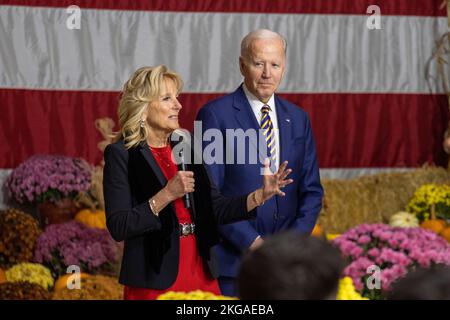Havelock, Stati Uniti. 21st Nov 2022. STATI UNITI First Lady Jill Biden consegna osservazioni alle famiglie militari e ai membri del servizio, mentre il presidente Joe Biden guarda durante la tradizionale cena del Thanksgiving al MCAS Cherry Point, 21 novembre 2022 a Havelock, North Carolina. Credit: LCpl Symira Bossic/USMC Photo/Alamy Live News Foto Stock