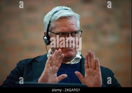 Bogota, Colombia, 22 novembre 2022. Kristinn Hrafnsson, direttore capo di WikiLeaks, parla durante una discussione sulla libertà di espressione all'Università Nazionale della Colombia, a Bogotà, Colombia, 22 novembre 2022. Foto Stock