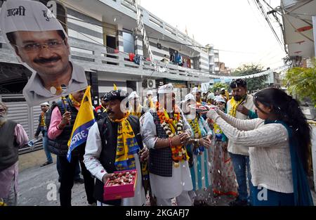 Nuova Delhi, India. 22nd Nov 2022. NEW DELHI, INDIA - 22 NOVEMBRE: AAM Aadmi Party (AAP) candidato Sharad Dikshit con i sostenitori durante la campagna porta a porta per la prossima elezione MCD a Ward 202 Shakarpur il 22 novembre 2022 a Nuova Delhi, India. (Foto di Sanjeev Verma/Hindustan Times/Sipa USA) Credit: Sipa USA/Alamy Live News Foto Stock