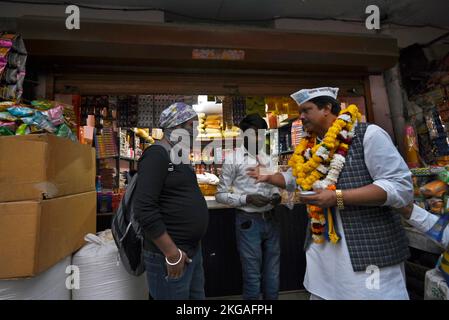 Nuova Delhi, India. 22nd Nov 2022. NEW DELHI, INDIA - 22 NOVEMBRE: AAM Aadmi Party (AAP) candidato Sharad Dikshit con i sostenitori durante la campagna porta a porta per la prossima elezione MCD a Ward 202 Shakarpur il 22 novembre 2022 a Nuova Delhi, India. (Foto di Sanjeev Verma/Hindustan Times/Sipa USA) Credit: Sipa USA/Alamy Live News Foto Stock