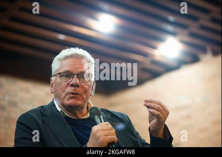 Bogota, Colombia, 22 novembre 2022. Kristinn Hrafnsson, direttore capo di WikiLeaks, parla durante una discussione sulla libertà di espressione all'Università Nazionale della Colombia, a Bogotà, Colombia, 22 novembre 2022. Foto Stock