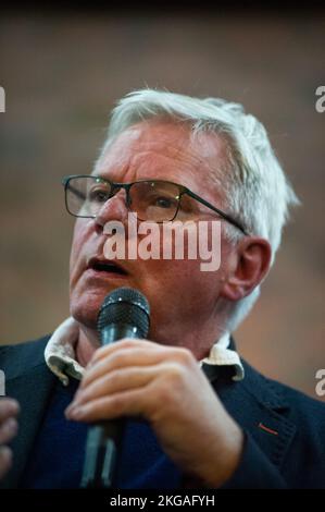 Bogota, Colombia, 22 novembre 2022. Kristinn Hrafnsson, direttore capo di WikiLeaks, parla durante una discussione sulla libertà di espressione all'Università Nazionale della Colombia, a Bogotà, Colombia, 22 novembre 2022. Foto Stock