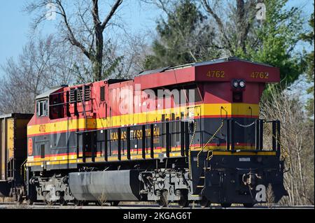 La Fox, Illinois, Stati Uniti. Una locomotiva del sud del Messico di Kansas City che funziona come unità di potenza distribuita (DPU) sul retro di un treno merci. Foto Stock