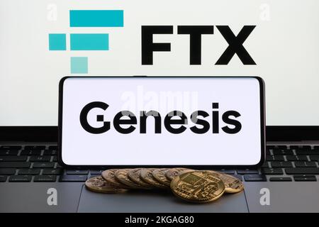 FTX e Genesis Concept. Logo aziendale di Genesis Trading cripto visto su uno schermo di smartphone, catasta caduta di bitcoins e logo FTX sullo schermo behin Foto Stock
