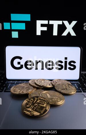 FTX e Genesis Concept. Logo aziendale di Genesis Trading cripto visto su uno schermo di smartphone, catasta caduta di bitcoins e logo FTX sullo schermo behin Foto Stock