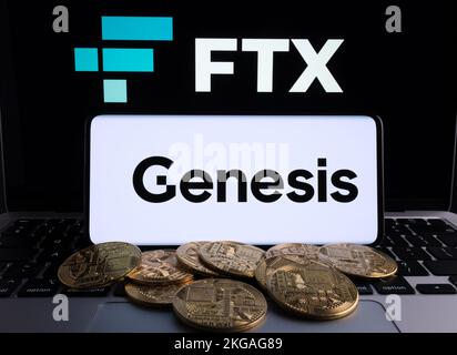 FTX e Genesis Concept. Logo aziendale di Genesis Trading cripto visto su uno schermo di smartphone, catasta caduta di bitcoins e logo FTX sullo schermo behin Foto Stock