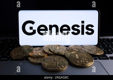 Logo della società di crittografia Genesis Global Trading visto sullo schermo dello smartphone con gettoni bitcoin. Crypto prestatore di proprietà di Digital Currency Group. Stafford, Foto Stock