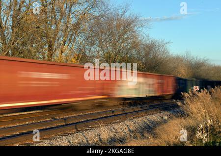 Bartlett, Illinois, Stati Uniti. Un treno merci, offuscato dal suo movimento, che passa attraverso l'Illinois nord-orientale. Foto Stock