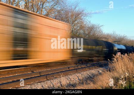 Bartlett, Illinois, Stati Uniti. Un treno merci, offuscato dal suo movimento, che passa attraverso l'Illinois nord-orientale. Foto Stock