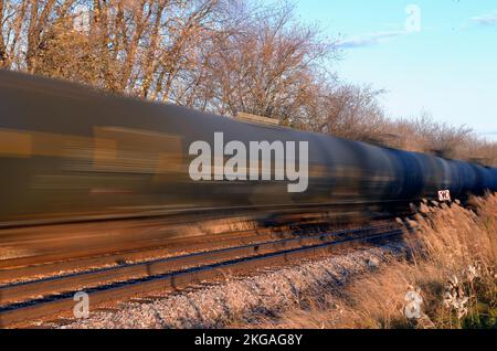 Bartlett, Illinois, Stati Uniti. Un treno merci, offuscato dal suo movimento, che passa attraverso l'Illinois nord-orientale. Foto Stock