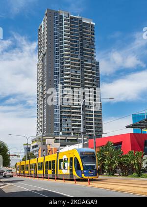 GOLD COAST, QUEENSLAND, AUSTRALIA - 24th ottobre 2022. Ferrovia leggera G:link Gold Coast. Un tram che passa un blocco torre in direzione Southport. Foto Stock