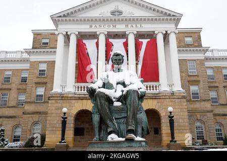 Una statua di Abraham Lincoln alla Bascom Hall dell'Università del Wisconsin, mercoledì 22 novembre 2022, a Madison, Wisc. Foto Stock