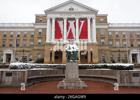 Una statua di Abraham Lincoln alla Bascom Hall dell'Università del Wisconsin, mercoledì 22 novembre 2022, a Madison, Wisc. Foto Stock