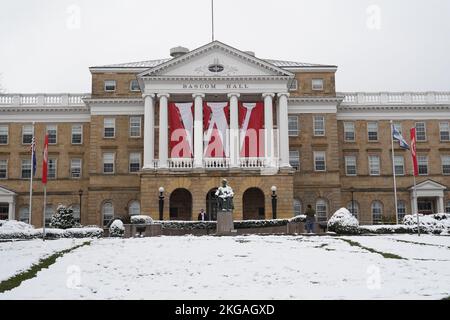 Una statua di Abraham Lincoln alla Bascom Hall dell'Università del Wisconsin, mercoledì 22 novembre 2022, a Madison, Wisc. Foto Stock