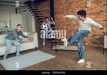 Ragazzi coinvolti in un gioco di sport indoor Foto Stock