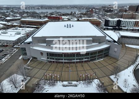 Una vista aerea generale del Kohl Center, mercoledì 22 novembre 2022, a Madison, Wisc. L'arena ospita le squadre di pallacanestro e hockey dei Wisconsin Badgers. Foto Stock