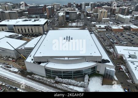 Una vista aerea generale del Kohl Center, mercoledì 22 novembre 2022, a Madison, Wisc. L'arena ospita le squadre di pallacanestro e hockey dei Wisconsin Badgers. Foto Stock