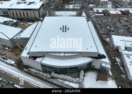 Una vista aerea generale del Kohl Center, mercoledì 22 novembre 2022, a Madison, Wisc. L'arena ospita le squadre di pallacanestro e hockey dei Wisconsin Badgers. Foto Stock