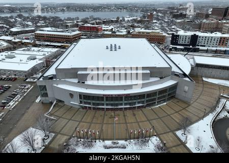 Una vista aerea generale del Kohl Center, mercoledì 22 novembre 2022, a Madison, Wisc. L'arena ospita le squadre di pallacanestro e hockey dei Wisconsin Badgers. Foto Stock