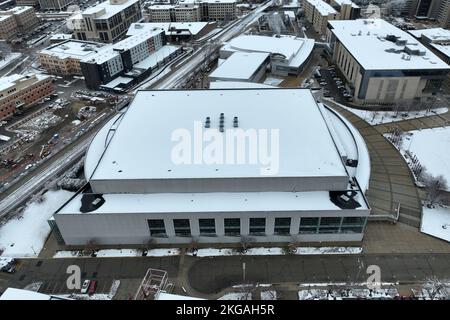 Una vista aerea generale del Kohl Center, mercoledì 22 novembre 2022, a Madison, Wisc. L'arena ospita le squadre di pallacanestro e hockey dei Wisconsin Badgers. Foto Stock