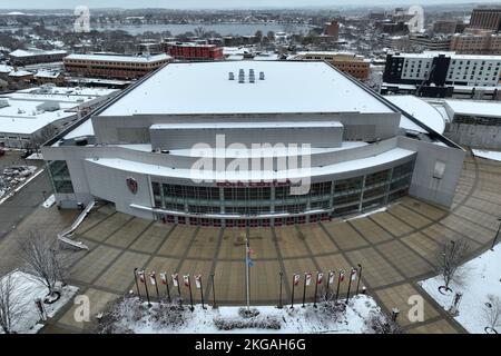 Una vista aerea generale del Kohl Center, mercoledì 22 novembre 2022, a Madison, Wisc. L'arena ospita le squadre di pallacanestro e hockey dei Wisconsin Badgers. Foto Stock