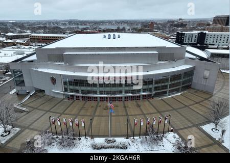 Una vista aerea generale del Kohl Center, mercoledì 22 novembre 2022, a Madison, Wisc. L'arena ospita le squadre di pallacanestro e hockey dei Wisconsin Badgers. Foto Stock