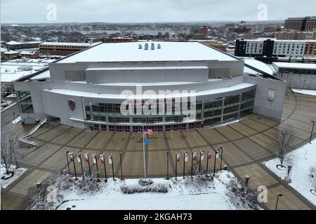 Una vista aerea generale del Kohl Center, mercoledì 22 novembre 2022, a Madison, Wisc. L'arena ospita le squadre di pallacanestro e hockey dei Wisconsin Badgers. Foto Stock