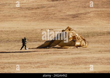 Prefettura di Chiba, Giappone - 10 gennaio 2010: JGSDF (Japan Ground Self-Defense Force) Paratrooper. Foto Stock