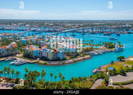 Harborside Villas vista aerea al Porto di Nassau con il centro di Nassau sullo sfondo, da Paradise Island, Bahamas. Foto Stock